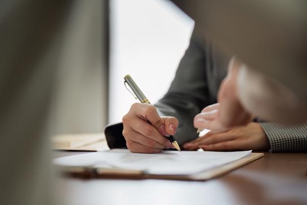 Hợp đồng mua bán chậm sang tên có bị phạt thuế không?
