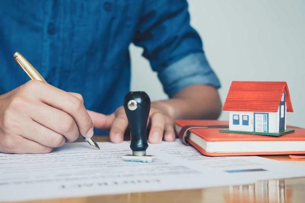 Sang tên sổ đỏ cho người thân: Có phải nộp thuế TNCN hay không?