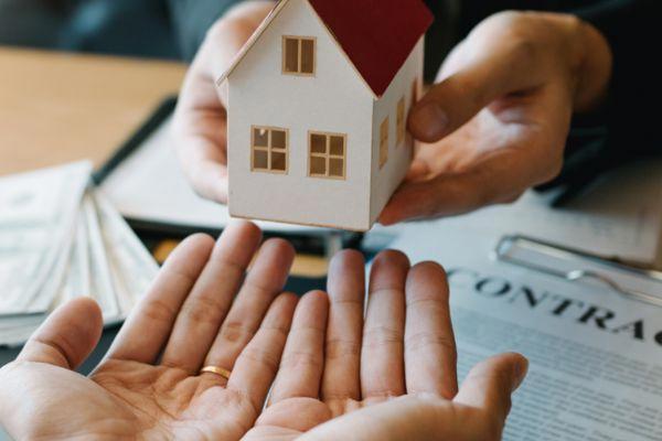 Sang tên sổ đỏ cho người thân: Có phải nộp thuế TNCN hay không?