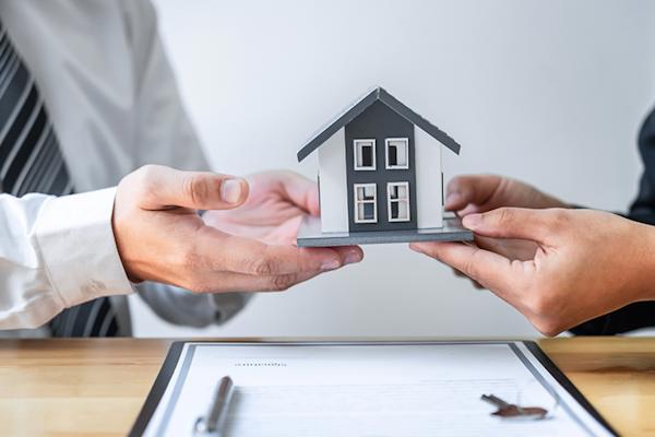 Hợp đồng tặng cho nhà đất người ngoài mất bao tiền thuế?