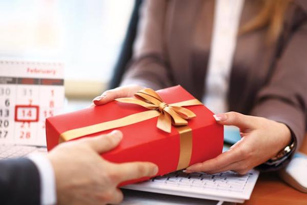 Nhận tặng cho cổ phần có phải đóng thuế thu nhập cá nhân không?