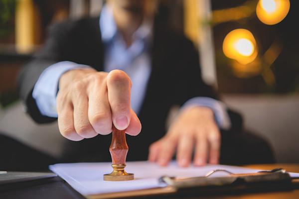 Công chứng là gì? Vai trò và chức năng của công chứng viên