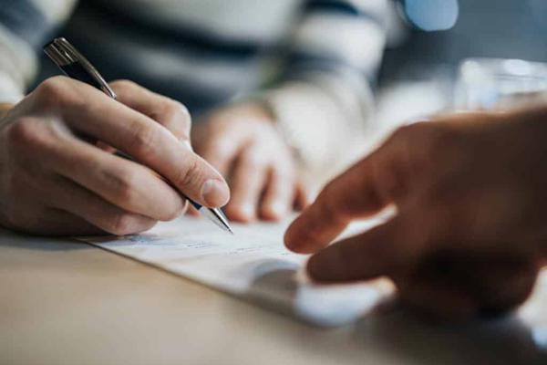 Thủ tục sang tên sổ đỏ: Hướng dẫn chi tiết nhất năm 2025
