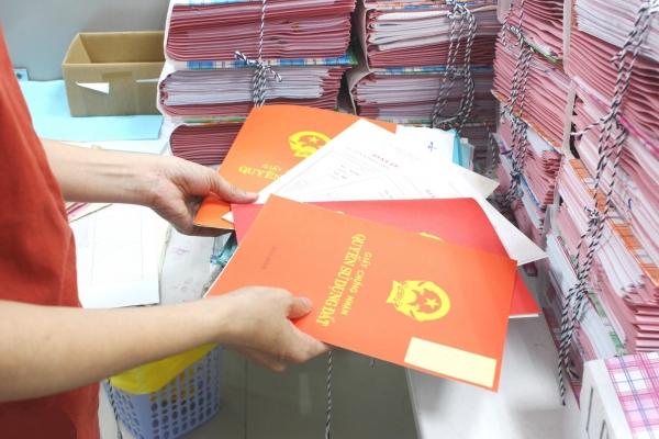 Các trường hợp bắt buộc phải đổi sang mẫu Sổ đỏ mới từ 01/01/2025