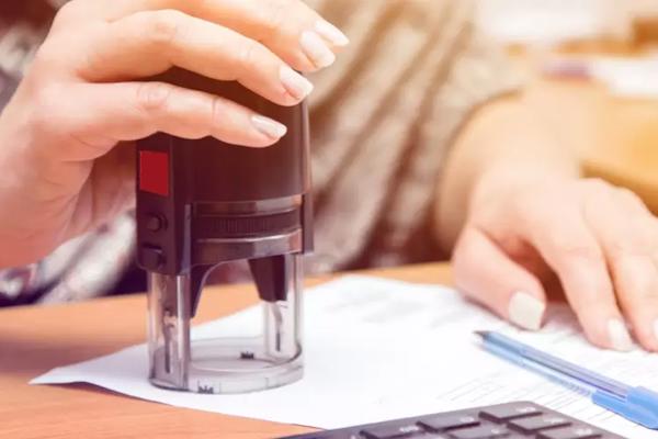 Công chứng bản dịch là gì? Phí công chứng bản dịch là bao nhiêu?