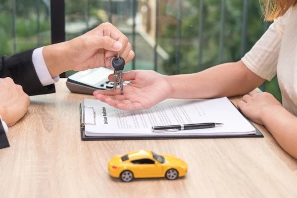 Công chứng mua bán ô tô và xe máy hết bao nhiêu tiền?