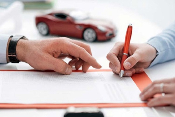 Công chứng mua bán xe máy có cần 2 vợ chồng không?