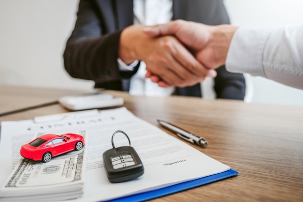 Công chứng mua bán xe máy có cần 2 vợ chồng không?