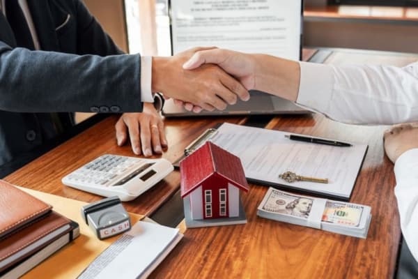 Chủ đầu tư có được thu phí chuyển nhượng hợp đồng kinh doanh bất động sản?