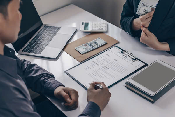 So sánh ủy quyền có thù lao và không thù lao