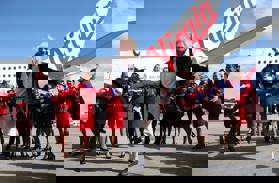 Hãng hàng không của tỷ phú Australia sụp đổ vì dịch Covid-19