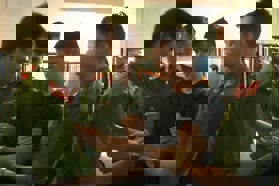 Nữ điều dưỡng bỏ trốn khỏi phòng trong tình trạng không mảnh vải che thân