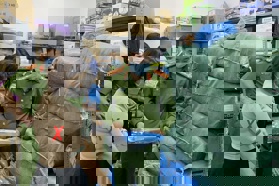 Nhân viên y tế bán hàng nghìn bộ bảo hộ y tế giả