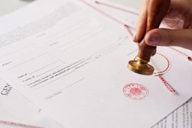 Phân biệt giữa thừa phát lại và công chứng