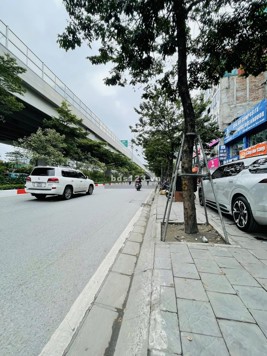 Mặt đường Phạm Văn Đồng, Xuân Thuỷ, 90m2, MT 8m, 35 tỷ