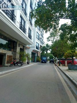 Bán nhà mặt phố Từ Hoa, mặt phố hiếm, view hồ Tây, 105 tỷ