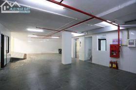 Mặt phố Lê Văn Lương, vỉa kè kinh doanh, giao thông tiện