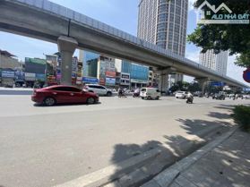 Bán nhà mặt phố Nguyễn Trãi, ở và kinh doanh, vỉa hè rộng