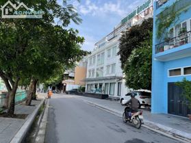 Bán gấp Khách sạn mặt phố Nguyễn Đình Thi Tây Hồ, 7 tầng