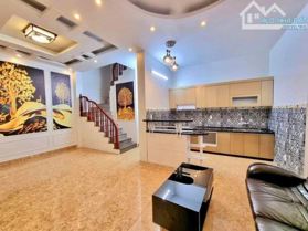 Cần bán nhà mặt phố Giáp Bát 64m x 5 tầng, ô tô tránh