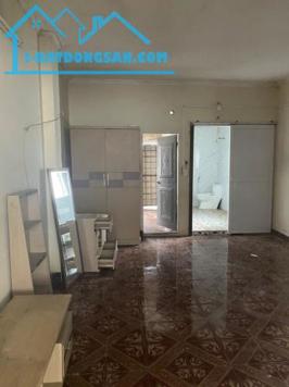 Mặt phố Nguyễn Văn Tuyết Đống Đa, vỉa hè lô góc KD