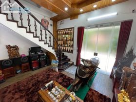 Mặt phố Cù Chính Lan kinh doanh ngày đêm, giá hạ sâu