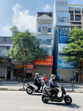 Mặt phố gần Văn Miếu Quốc Tử Giám - vỉa hè 4m kinh doanh