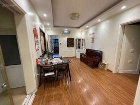 Bán căn hộ tập thể 60m2 2PN, thiết kế đẹp nhiều ánh sáng tòa nhà mặt phố Lý Nam Đế