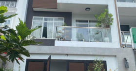 Bán nhà phố KDC Conic full nội thất siêu đẹp. LH: 0932089007