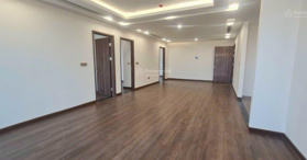 Gia đình cần bán gấp căn hộ 141m2 ban công Đông Nam view hồ Hoàng Cầu, giá rẻ hơn CĐT 500 triệu