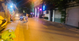 Vị trí: Nhà mặt ngõ thông rộng, ô tô tránh, dân trí cao, an ninh tốt, tiện ích, ô tô dừng đỗ