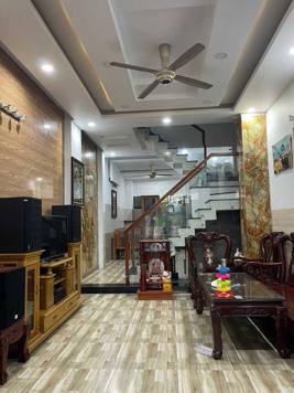 Nhà chính chủ gửi bán gấp 4*17m trệt 2 lầu giá 4,4 tỷ TL hẻm xe hơi