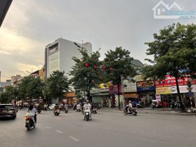 Bán nhà mặt phố Phạm Văn Đồng, Cầu Giấy, DT 169m2 - LH: 0977371263
