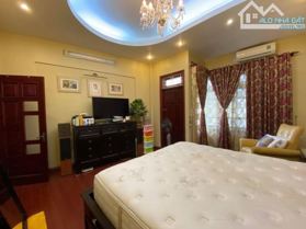 Bán nhà mặt phố Phạm Văn Đồng, Cầu Giấy, DT 40m2 - LH: 0988475487