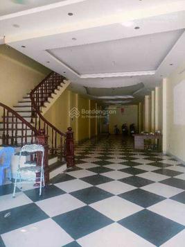 Bán nhà mặt phố Ngọc Hồi, Hoàng Mai, DT 136m2 - LH: 0902422166