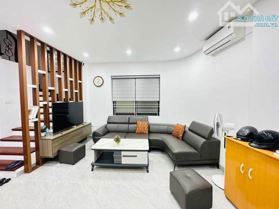 Bán nhà mặt phố Cổ Linh, Long Biên, DT 50m2 - LH: 0976689915