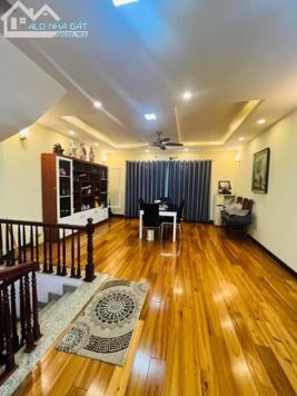 Bán nhà mặt phố Đức Giang, Long Biên, DT 120m2 - LH:  0912384145