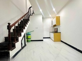 Bán nhà riêng phố Cảm Hội. Nhà mới xây 4 tầng, 3PN, 3VS. Sổ đỏ chính chủ. Ở được ngay. Có nội thất