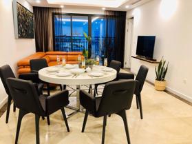 Chính chủ ở nước ngoài cần bán gấp căn hộ 111m2, 3PN view Hồ Tây, Đông Nam