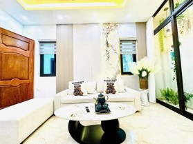 Bán nhà NGUYỄN KHÁNH TOÀN - GẦN PHỐ - LÔ GÓC THOÁNG TRƯỚC SAU - NỘI THẤT XỊN