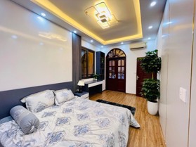 Bán nhà ngõ 82 Trần Cung, khu vực phân lô, diện tích 35m2, giá 6,3 tỷ.