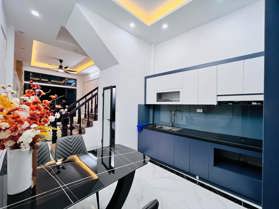 CHỈ VỚI NHỈNH 8 TỶ SỞ HỮU NGAY NHÀ ĐẸP TRUNG TÂM QUẬN CẦU GIẤY 40M2 - 4 TẦNG - LÔ GÓC - NGÕ THÔNG Ô TÔ KINH DOANH ĐỈNH