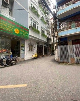 Bán nhà 82A Cù Chính Lan, HN, Đông Bắc, DT: 41.5m2x4 tầng, 1 tum MT 6.88m, giá 10.83 tỷ