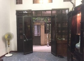 Cho thuê nhà nguyên căn 55m2/tầng x 4 tầng, 4 phòng ngủ, cách mặt đường ô tô 10m. 