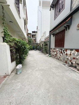 Xem ngay mới kịp, phố Nguyễn Trãi, lô bàn cờ, ô tô đỗ cửa