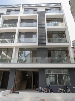 Bán biệt thự song lập VIP mới tinh tại phố Nguyên Hồng: 144m2, sân vườn. 5 tầng hiện đại. 42 tỷ rẻ