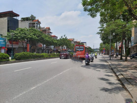 Bàn nhà Nguyễn Văn Cừ