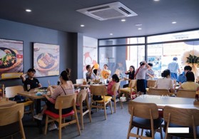 Cho thuê nhà mặt phố Lãn Ông. Vị trí đắc địa ngay ngã tư dt 85m2 x 3 tầng, mặt tiền 4m, thông sàn.