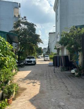 Chính chủ mình cần bán gấp 80m2 đất tổ 16 Thạch Bàn. Ô tô 16 chỗ vào nhà. Diện tích 5 x16m