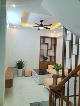 Chủ nhà chuyển công tác lên Hồ Tây nhượng lại căn nhà full nội thất 4 tầng cách trường học 500m